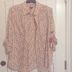 Blouse with a nice pattern new never worn still with 🏷️